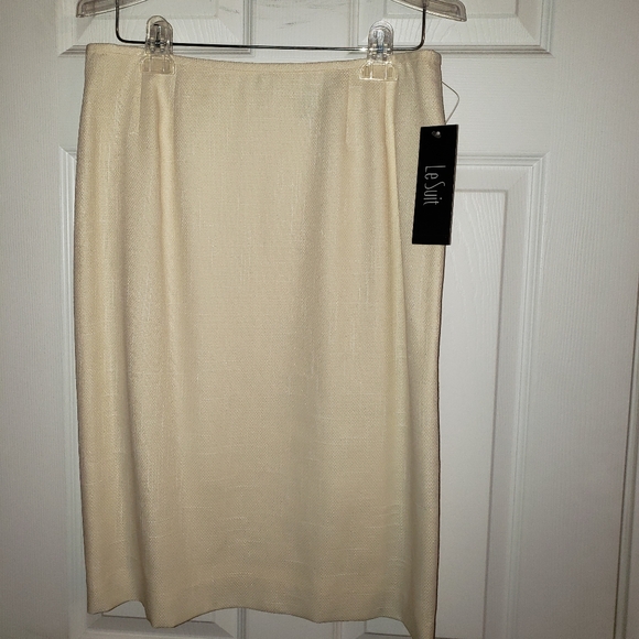 Le Suit Creme Womens suit. Size 10. - Picture 2 of 2